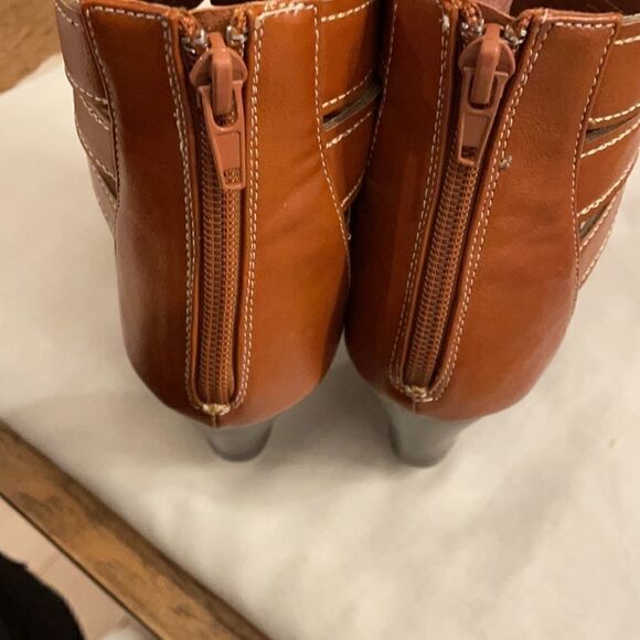 RASOLLI CAMEL BROWN CUT OUT OPEN TOE SHOOTIES.  NEW - Picture 8 of 11